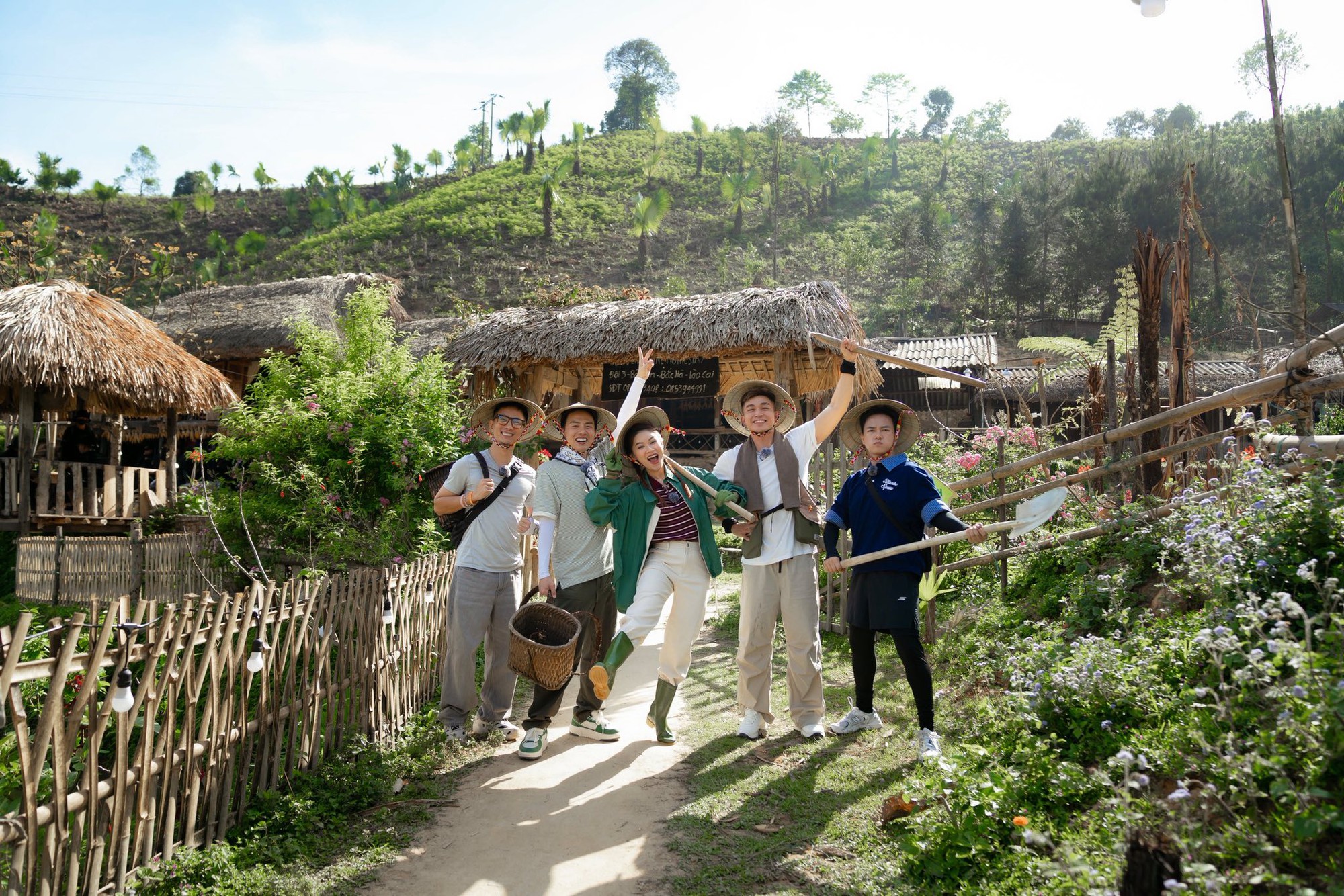 Homestay tại Lào Cai full phòng 3 tháng liền, chị Thông Bản Liền trở thành hiện tượng sau Gia Đình Haha- Ảnh 1. Homestay tại Lào Cai full phòng 3 tháng liền, chị Thông Bản Liền trở thành hiện tượng sau Gia Đình Haha- Ảnh 1.