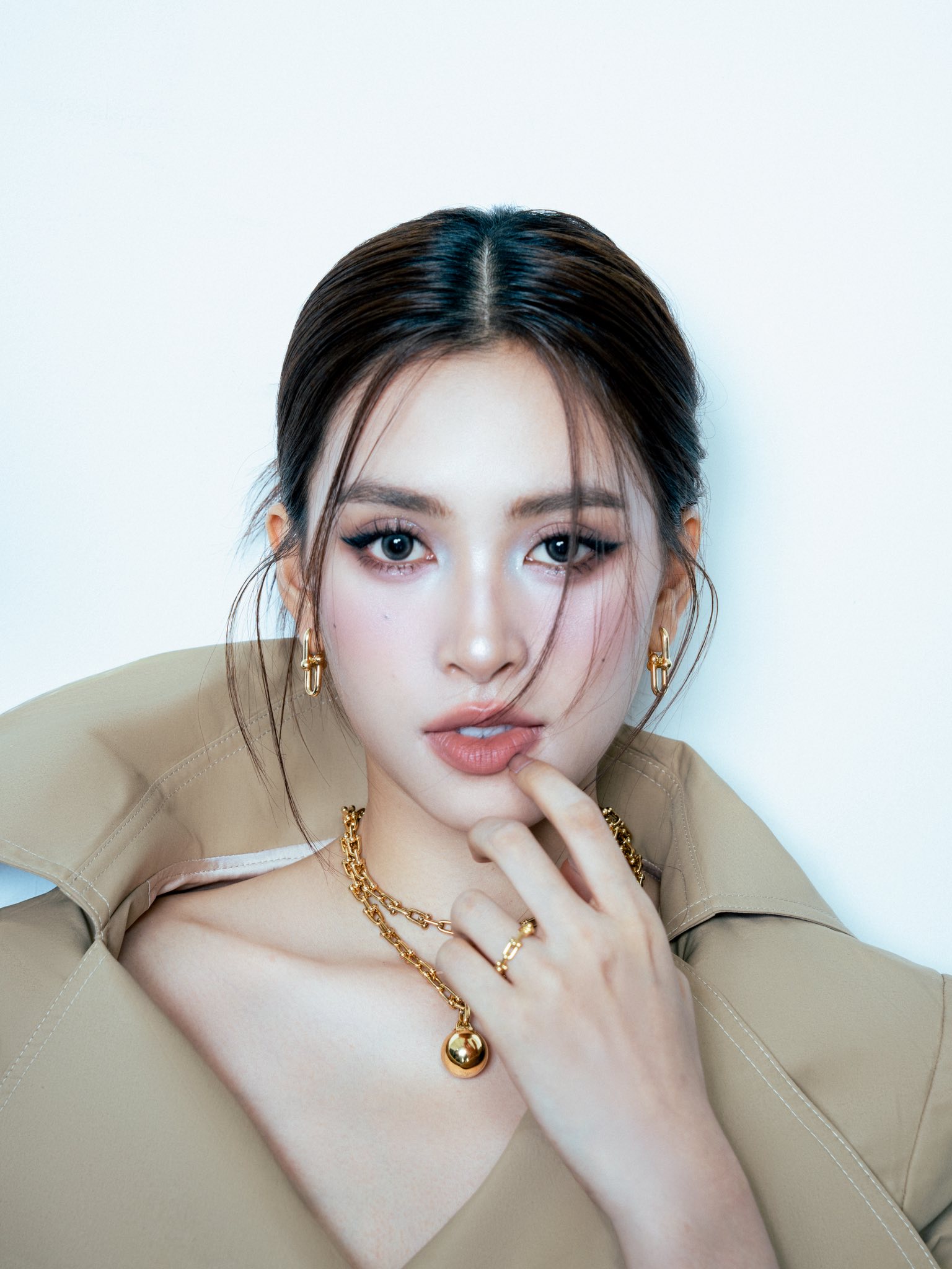 Xuất hiện chỉ 1 phút trên sóng Hoa hậu Việt Nam, Tiểu Vy vướng tranh cãi- Ảnh 6. Xuất hiện chỉ 1 phút trên sóng Hoa hậu Việt Nam, Tiểu Vy vướng tranh cãi- Ảnh 6.