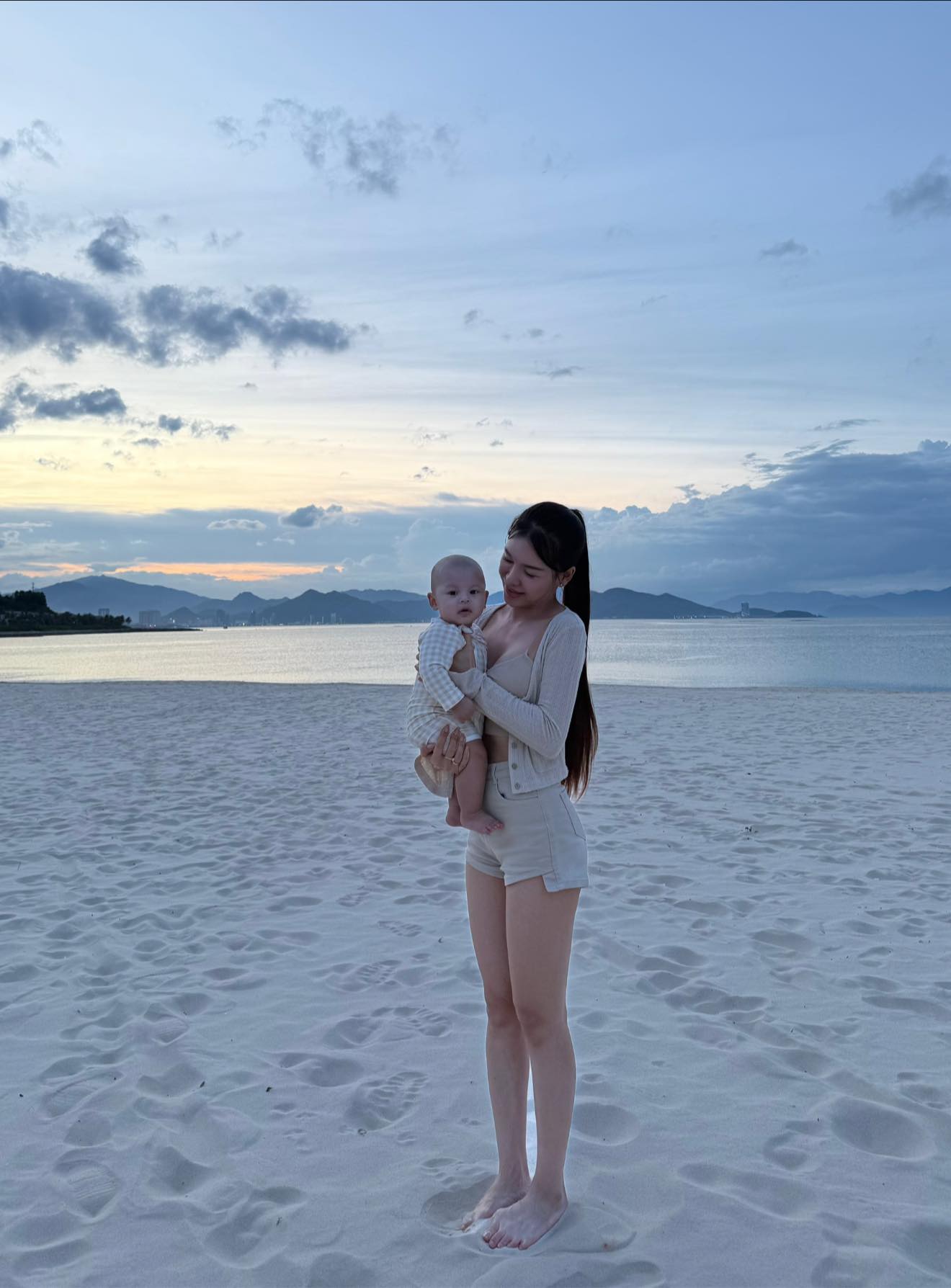 Zoom cận ảnh gia đình Văn Lâm – Yến Xuân: Visual ‘nổi bần bật’ hút nghìn lượt like, vóc dáng nàng WAG mới gây bão- Ảnh 3. Zoom cận ảnh gia đình Văn Lâm – Yến Xuân: Visual ‘nổi bần bật’ hút nghìn lượt like, vóc dáng nàng WAG mới gây bão- Ảnh 3.