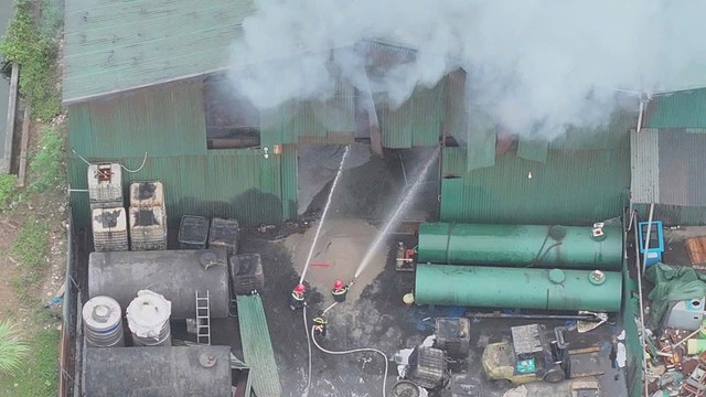 Cháy dữ dội tại xưởng nấu nhôm ở Hưng Yên, nghi có nhiều người mắc kẹt bên trong- Ảnh 4. Cháy dữ dội tại xưởng nấu nhôm ở Hưng Yên, nghi có nhiều người mắc kẹt bên trong- Ảnh 4.
