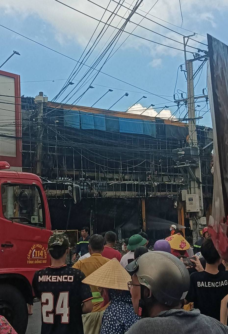 Cháy lớn tại siêu thị Điện máy xanh ở Đồng Nai lúc giữa trưa- Ảnh 1. Cháy lớn tại siêu thị Điện máy xanh ở Đồng Nai lúc giữa trưa- Ảnh 1.
