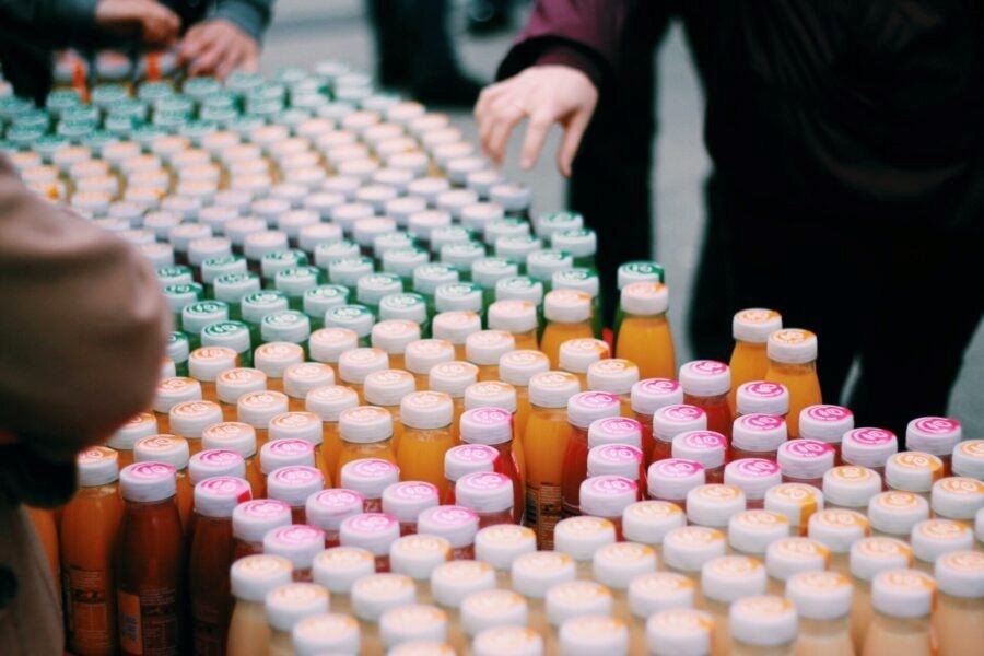 Cú lừa 'Greenwashing': Hãng thời trang quyên góp quần áo cũ để bán lại, công ty xe hơi gian lận khí thải, nhãn đồ uống bị phạt vì 'giả xanh'- Ảnh 4. Cú lừa 'Greenwashing': Hãng thời trang quyên góp quần áo cũ để bán lại, công ty xe hơi gian lận khí thải, nhãn đồ uống bị phạt vì 'giả xanh'- Ảnh 4.