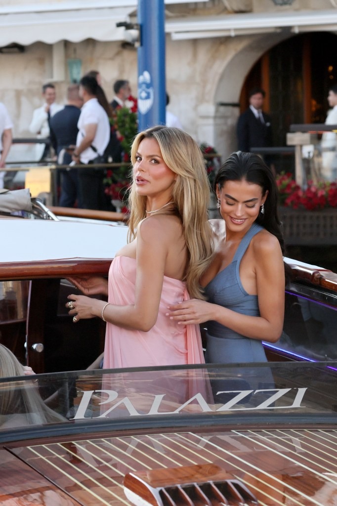 Đám cưới tỷ phú Jeff Bezos: Kim Kardashian - Kylie Jenner sexy Đám cưới tỷ phú Jeff Bezos: Kim Kardashian - Kylie Jenner sexy