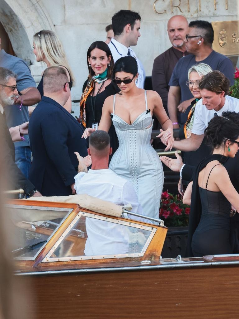 Đám cưới tỷ phú Jeff Bezos: Kim Kardashian - Kylie Jenner sexy Đám cưới tỷ phú Jeff Bezos: Kim Kardashian - Kylie Jenner sexy