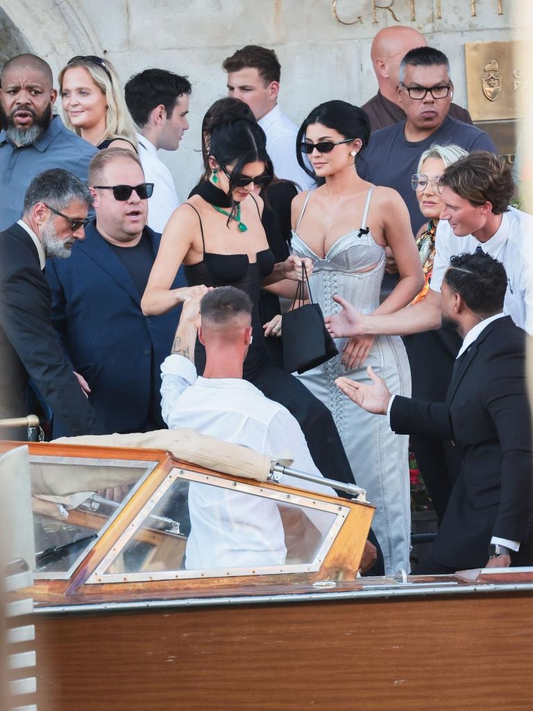 Đám cưới tỷ phú Jeff Bezos: Kim Kardashian - Kylie Jenner sexy Đám cưới tỷ phú Jeff Bezos: Kim Kardashian - Kylie Jenner sexy