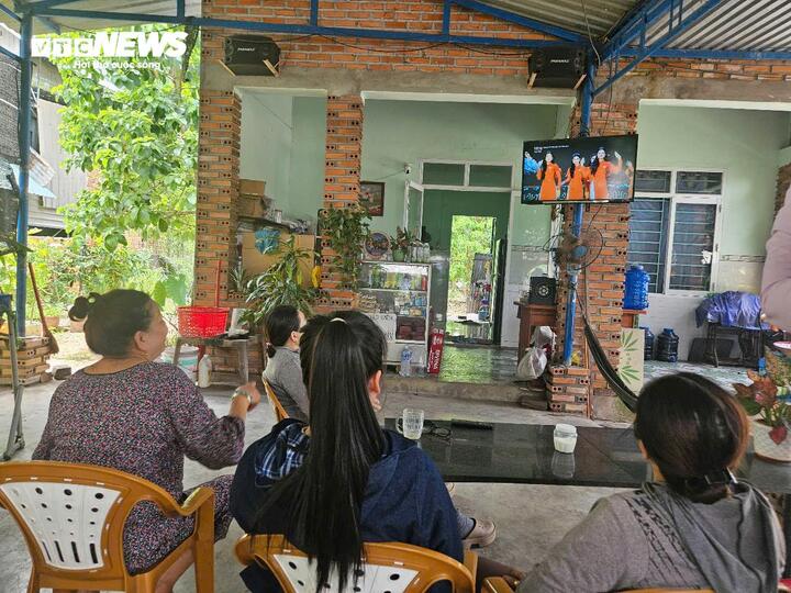 Hà Trúc Linh thành hoa hậu, cả xóm khóc mừng như con cháu mình đi thi- Ảnh 4. Hà Trúc Linh thành hoa hậu, cả xóm khóc mừng như con cháu mình đi thi- Ảnh 4.