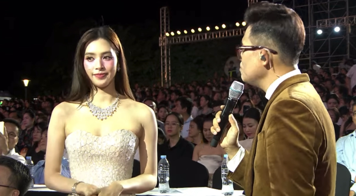 Xuất hiện chỉ 1 phút trên sóng Hoa hậu Việt Nam, Tiểu Vy vướng tranh cãi- Ảnh 2. Xuất hiện chỉ 1 phút trên sóng Hoa hậu Việt Nam, Tiểu Vy vướng tranh cãi- Ảnh 2.