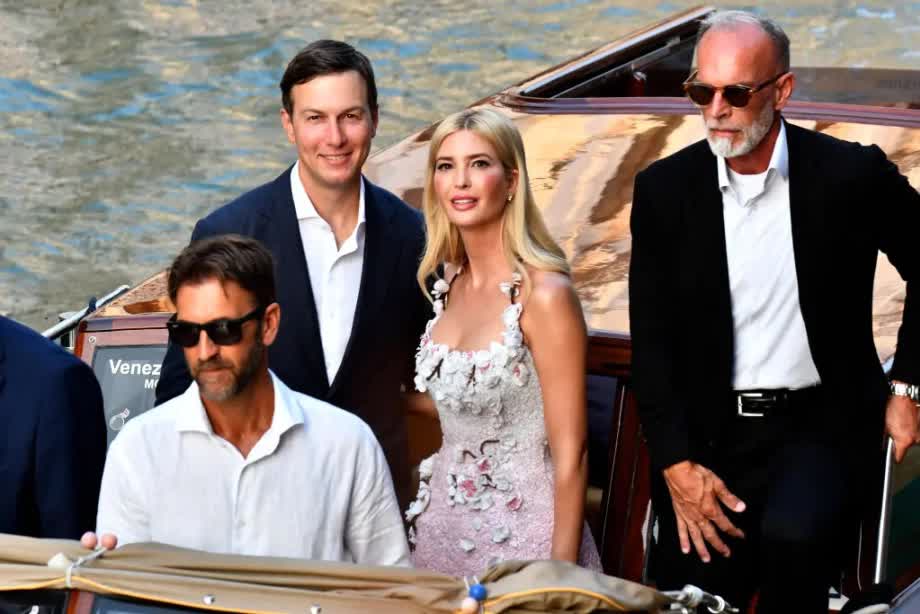 Đệ nhất tiểu thư Mỹ vô tình thành tâm điểm trong đám cưới tỷ phú Jeff Bezos- Ảnh 6. Đệ nhất tiểu thư Mỹ vô tình thành tâm điểm trong đám cưới tỷ phú Jeff Bezos- Ảnh 6.