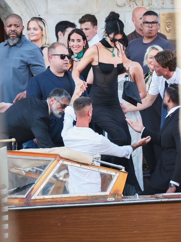 Đám cưới tỷ phú Jeff Bezos: Kim Kardashian - Kylie Jenner sexy Đám cưới tỷ phú Jeff Bezos: Kim Kardashian - Kylie Jenner sexy