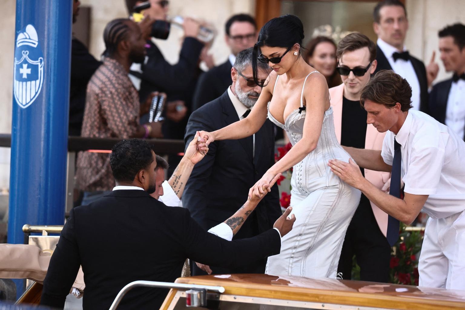 Đám cưới tỷ phú Jeff Bezos: Kim Kardashian - Kylie Jenner sexy Đám cưới tỷ phú Jeff Bezos: Kim Kardashian - Kylie Jenner sexy