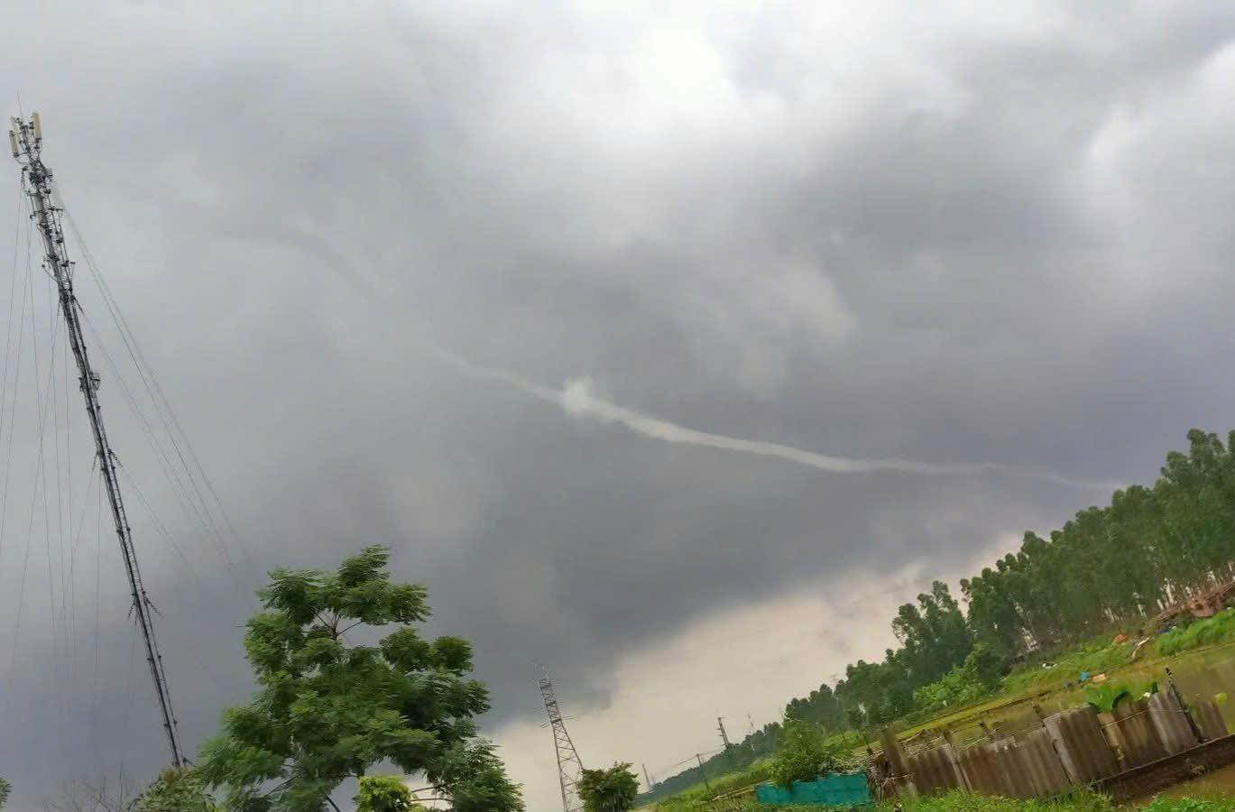 Vòi rồng vừa xuất hiện tại Bắc Ninh: Chuyện gì xảy ra?- Ảnh 3.