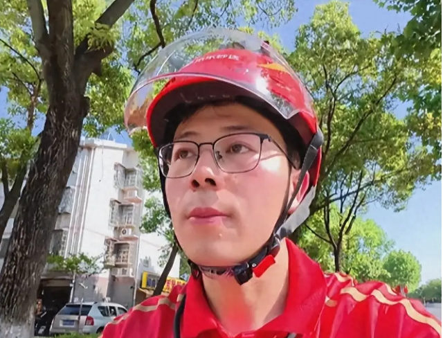 Nam MC truyền hình thất nghiệp làm shipper mưu sinh thừa nhận: "Áp lực cuộc sống quá khốc liệt"- Ảnh 3. Nam MC truyền hình thất nghiệp làm shipper mưu sinh thừa nhận: "Áp lực cuộc sống quá khốc liệt"- Ảnh 3.