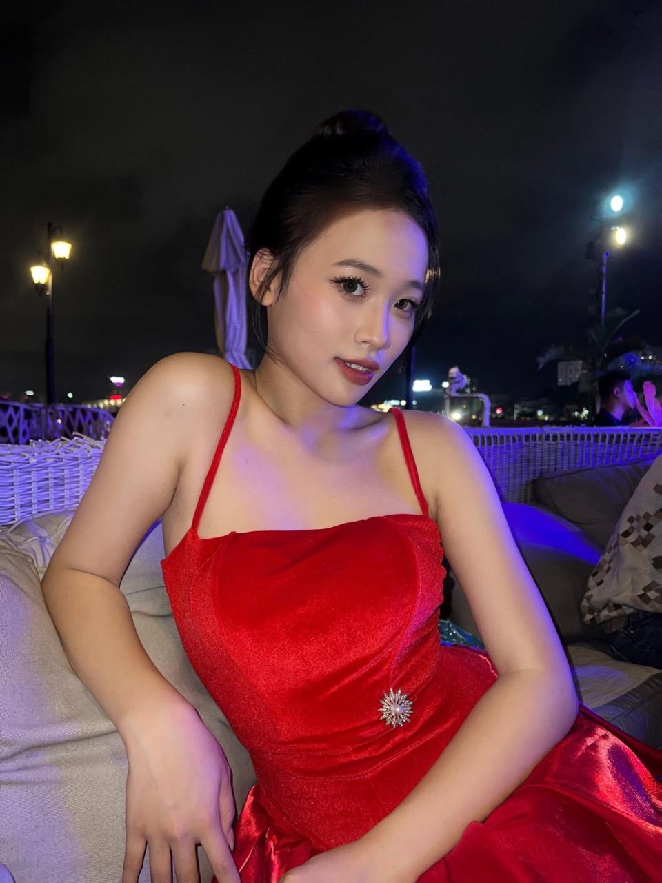Cục trưởng Xuân Bắc chiếm sóng gái xinh, đu trend TikTok, netizen nói “không triệu view hơi phí”- Ảnh 4. Cục trưởng Xuân Bắc chiếm sóng gái xinh, đu trend TikTok, netizen nói “không triệu view hơi phí”- Ảnh 4.