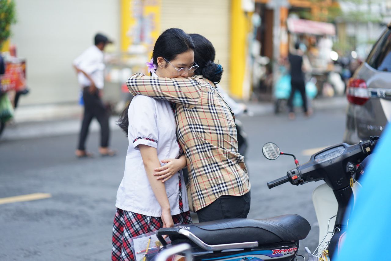 Thi xong, nữ sinh 2k7 dầm mưa về nhà rồi khóc nức nở với mẹ: "Con xin lỗi" - Một câu nói ngắn khiến triệu phụ huynh lặng người- Ảnh 1. Thi xong, nữ sinh 2k7 dầm mưa về nhà rồi khóc nức nở với mẹ: "Con xin lỗi" - Một câu nói ngắn khiến triệu phụ huynh lặng người- Ảnh 1.