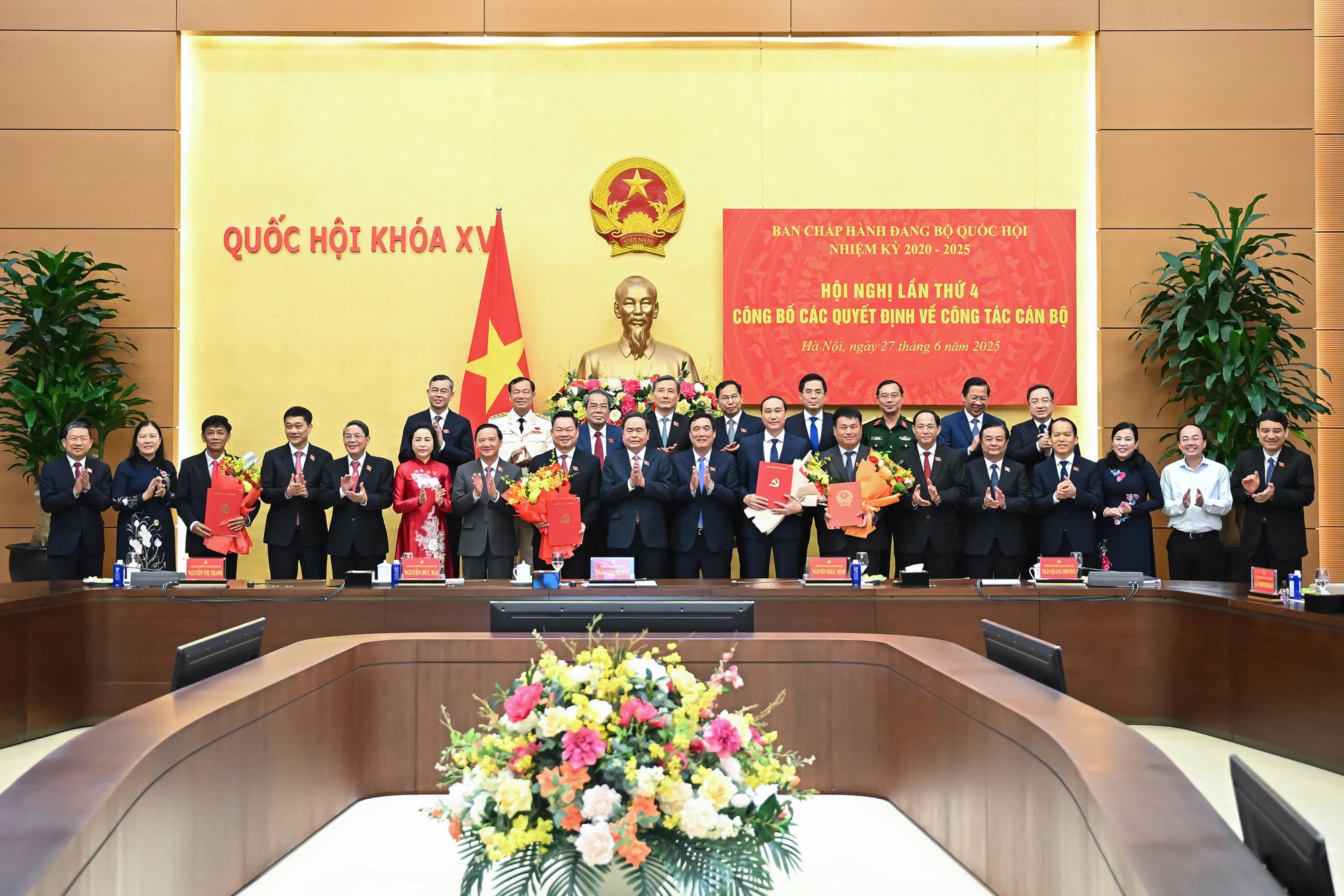 Công bố quyết định, nghị quyết của Bộ Chính trị, Ban Bí thư, UBTV Quốc hội về công tác nhân sự- Ảnh 5. Công bố quyết định, nghị quyết của Bộ Chính trị, Ban Bí thư, UBTV Quốc hội về công tác nhân sự- Ảnh 5.