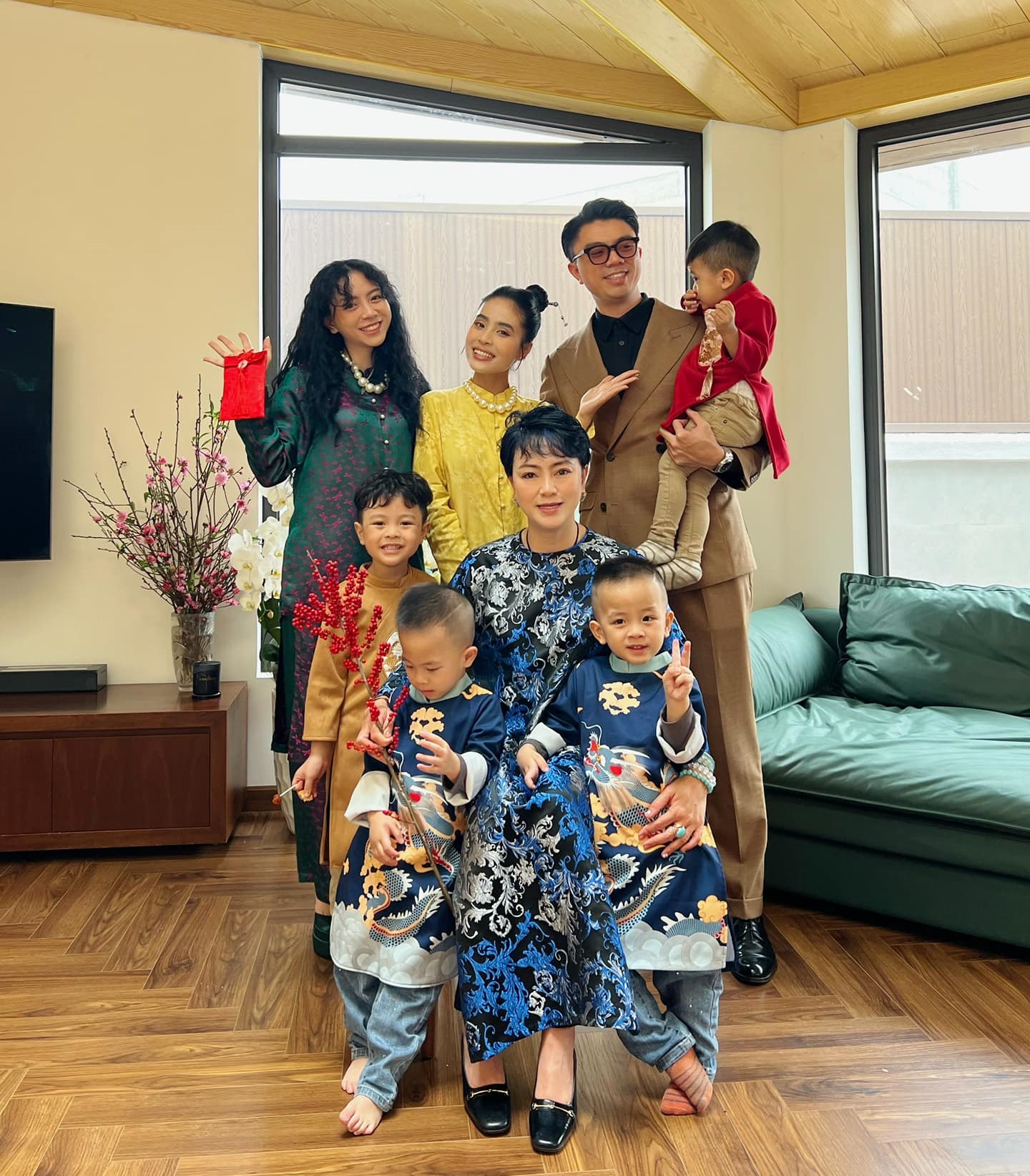 Gia tộc nổi tiếng ở Hà Nội có tận 3 hot mom: Từ mẹ đến con đều là dâu hào môn, ai cũng có tổ ấm riêng hạnh phúc- Ảnh 23. Gia tộc nổi tiếng ở Hà Nội có tận 3 hot mom: Từ mẹ đến con đều là dâu hào môn, ai cũng có tổ ấm riêng hạnh phúc- Ảnh 23.