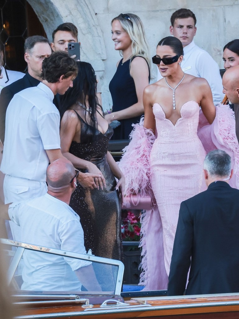 Đám cưới tỷ phú Jeff Bezos: Kim Kardashian - Kylie Jenner sexy Đám cưới tỷ phú Jeff Bezos: Kim Kardashian - Kylie Jenner sexy