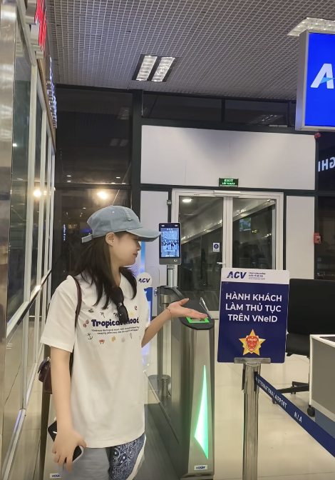 Từ nay, hành khách chỉ cần 10 giây để làm thủ tục tại sân bay nếu biết sử dụng mục này của VNeID- Ảnh 1. Từ nay, hành khách chỉ cần 10 giây để làm thủ tục tại sân bay nếu biết sử dụng mục này của VNeID- Ảnh 1.