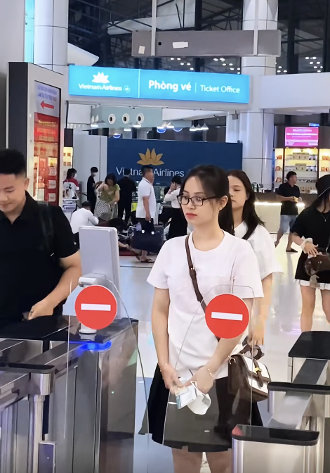 Từ nay, hành khách chỉ cần 10 giây để làm thủ tục tại sân bay nếu biết sử dụng mục này của VNeID- Ảnh 6. Từ nay, hành khách chỉ cần 10 giây để làm thủ tục tại sân bay nếu biết sử dụng mục này của VNeID- Ảnh 6.