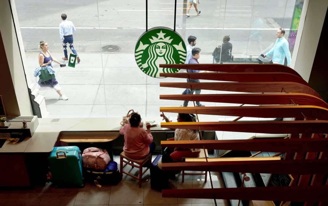 Chiến dịch chưa từng có của Starbucks: Sắp cải tạo 10.000 cửa hàng, biến mỗi không gian thành sảnh khách sạn, nỗ lực hồi sinh công ty- Ảnh 1. Chiến dịch chưa từng có của Starbucks: Sắp cải tạo 10.000 cửa hàng, biến mỗi không gian thành sảnh khách sạn, nỗ lực hồi sinh công ty- Ảnh 1.
