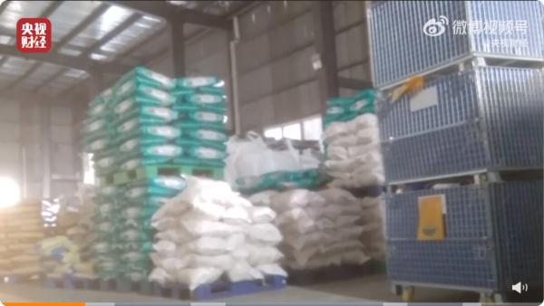 Đột kích nhà máy trong đêm, phanh phui công ty sản xuất gạo giả bán 1.000 tấn mỗi năm, tịch thu 15.750kg gạo chất thành đống- Ảnh 3. Đột kích nhà máy trong đêm, phanh phui công ty sản xuất gạo giả bán 1.000 tấn mỗi năm, tịch thu 15.750kg gạo chất thành đống- Ảnh 3.