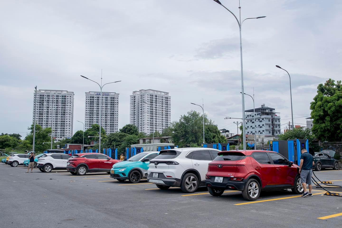 Chủ xe VinFast VF 9 trải nghiệm trạm sạc siêu nhanh lớn nhất Hà Nội: ‘9 phút đi được 50km, vị trí thuận lợi, toàn trụ công suất lớn’- Ảnh 1. Chủ xe VinFast VF 9 trải nghiệm trạm sạc siêu nhanh lớn nhất Hà Nội: ‘9 phút đi được 50km, vị trí thuận lợi, toàn trụ công suất lớn’- Ảnh 1.
