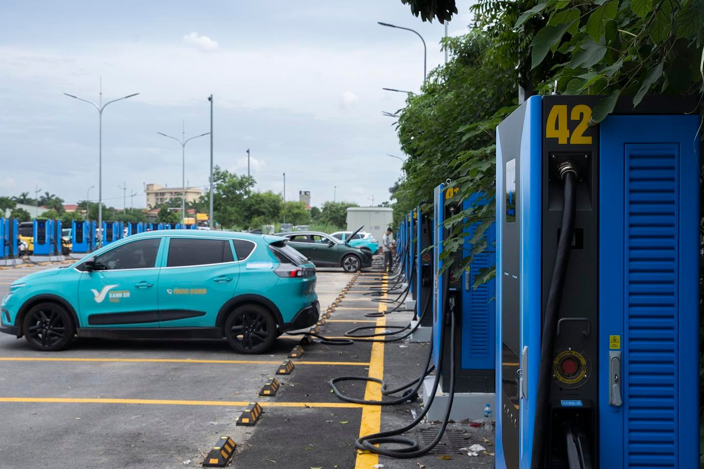 Chủ xe VinFast VF 9 trải nghiệm trạm sạc siêu nhanh lớn nhất Hà Nội: ‘9 phút đi được 50km, vị trí thuận lợi, toàn trụ công suất lớn’- Ảnh 3. Chủ xe VinFast VF 9 trải nghiệm trạm sạc siêu nhanh lớn nhất Hà Nội: ‘9 phút đi được 50km, vị trí thuận lợi, toàn trụ công suất lớn’- Ảnh 3.