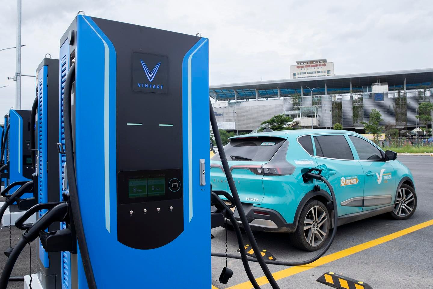 Chủ xe VinFast VF 9 trải nghiệm trạm sạc siêu nhanh lớn nhất Hà Nội: ‘9 phút đi được 50km, vị trí thuận lợi, toàn trụ công suất lớn’- Ảnh 5. Chủ xe VinFast VF 9 trải nghiệm trạm sạc siêu nhanh lớn nhất Hà Nội: ‘9 phút đi được 50km, vị trí thuận lợi, toàn trụ công suất lớn’- Ảnh 5.