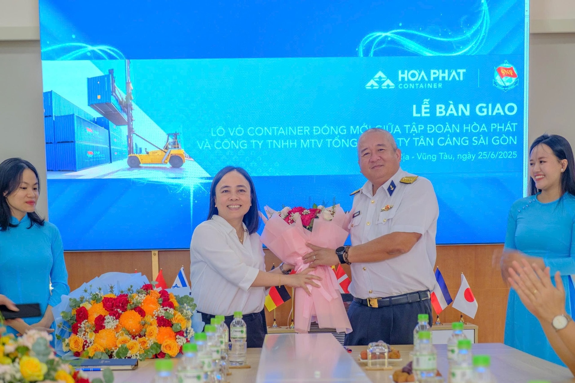 Tỷ phú Trần Đình Long lần đầu tiên bán vỏ container cho công ty thuộc Quân chủng Hải quân – Bộ Quốc phòng- Ảnh 2. Tỷ phú Trần Đình Long lần đầu tiên bán vỏ container cho công ty thuộc Quân chủng Hải quân – Bộ Quốc phòng- Ảnh 2.
