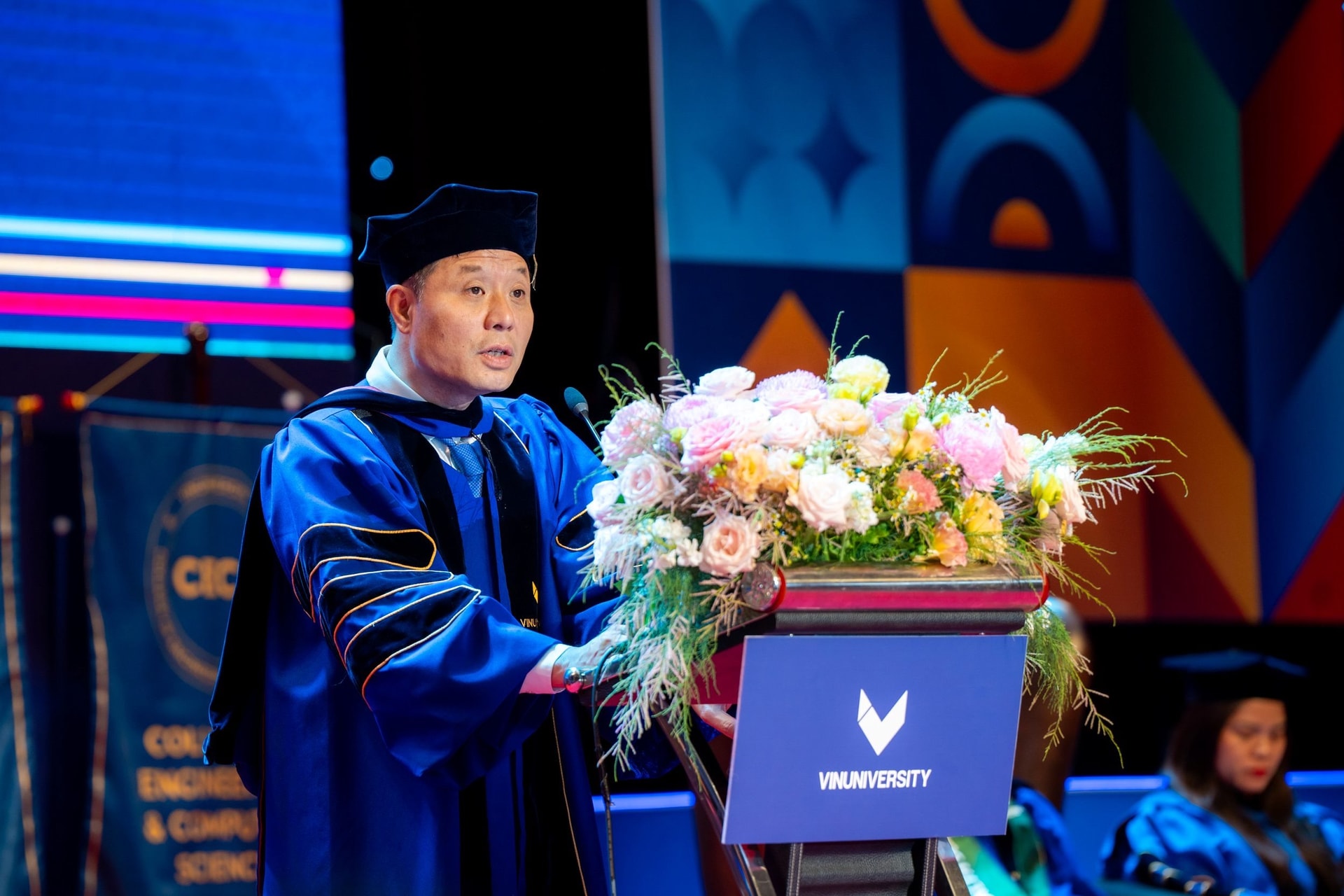 Lễ tốt nghiệp đặc biệt tại ĐH của tỷ phú Phạm Nhật Vượng: 55% sinh viên được Google, Qualcomm… mời về làm, có em nhận đãi ngộ đến 5,2 tỷ đồng/năm- Ảnh 3. Lễ tốt nghiệp đặc biệt tại ĐH của tỷ phú Phạm Nhật Vượng: 55% sinh viên được Google, Qualcomm… mời về làm, có em nhận đãi ngộ đến 5,2 tỷ đồng/năm- Ảnh 3.