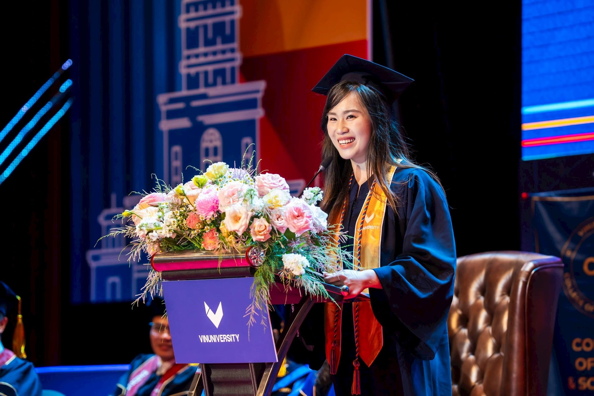 Lễ tốt nghiệp đặc biệt tại ĐH của tỷ phú Phạm Nhật Vượng: 55% sinh viên được Google, Qualcomm… mời về làm, có em nhận đãi ngộ đến 5,2 tỷ đồng/năm- Ảnh 4. Lễ tốt nghiệp đặc biệt tại ĐH của tỷ phú Phạm Nhật Vượng: 55% sinh viên được Google, Qualcomm… mời về làm, có em nhận đãi ngộ đến 5,2 tỷ đồng/năm- Ảnh 4.
