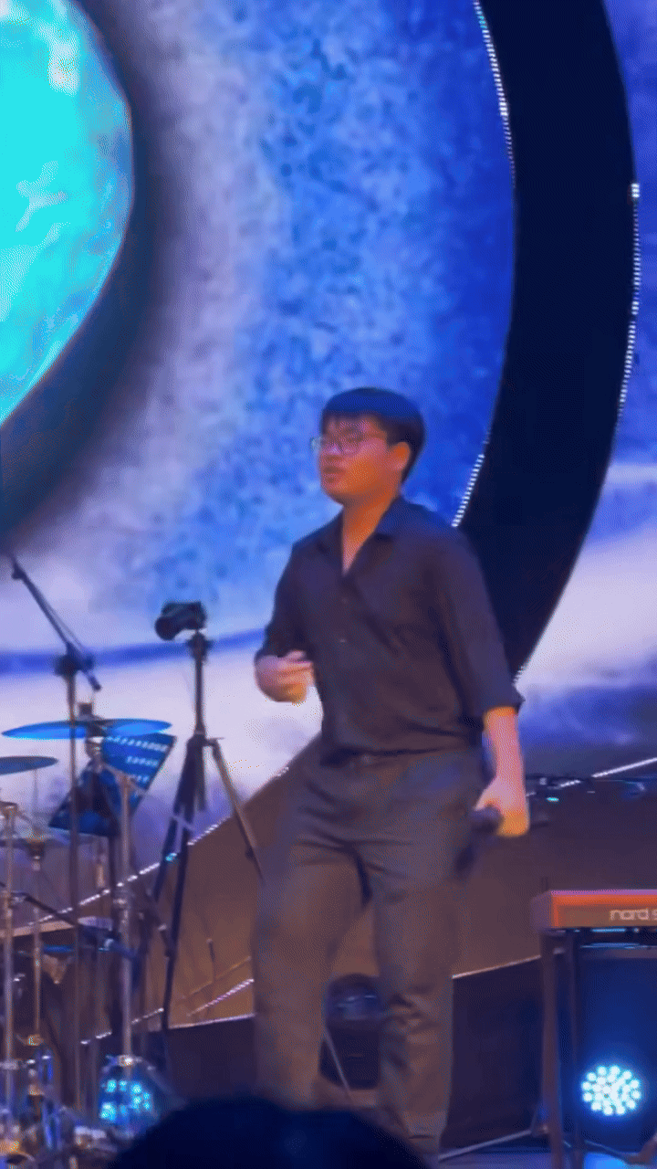 Cục trưởng Xuân Bắc chiếm sóng gái xinh, đu trend TikTok, netizen nói “không triệu view hơi phí”- Ảnh 6. Cục trưởng Xuân Bắc chiếm sóng gái xinh, đu trend TikTok, netizen nói “không triệu view hơi phí”- Ảnh 6.