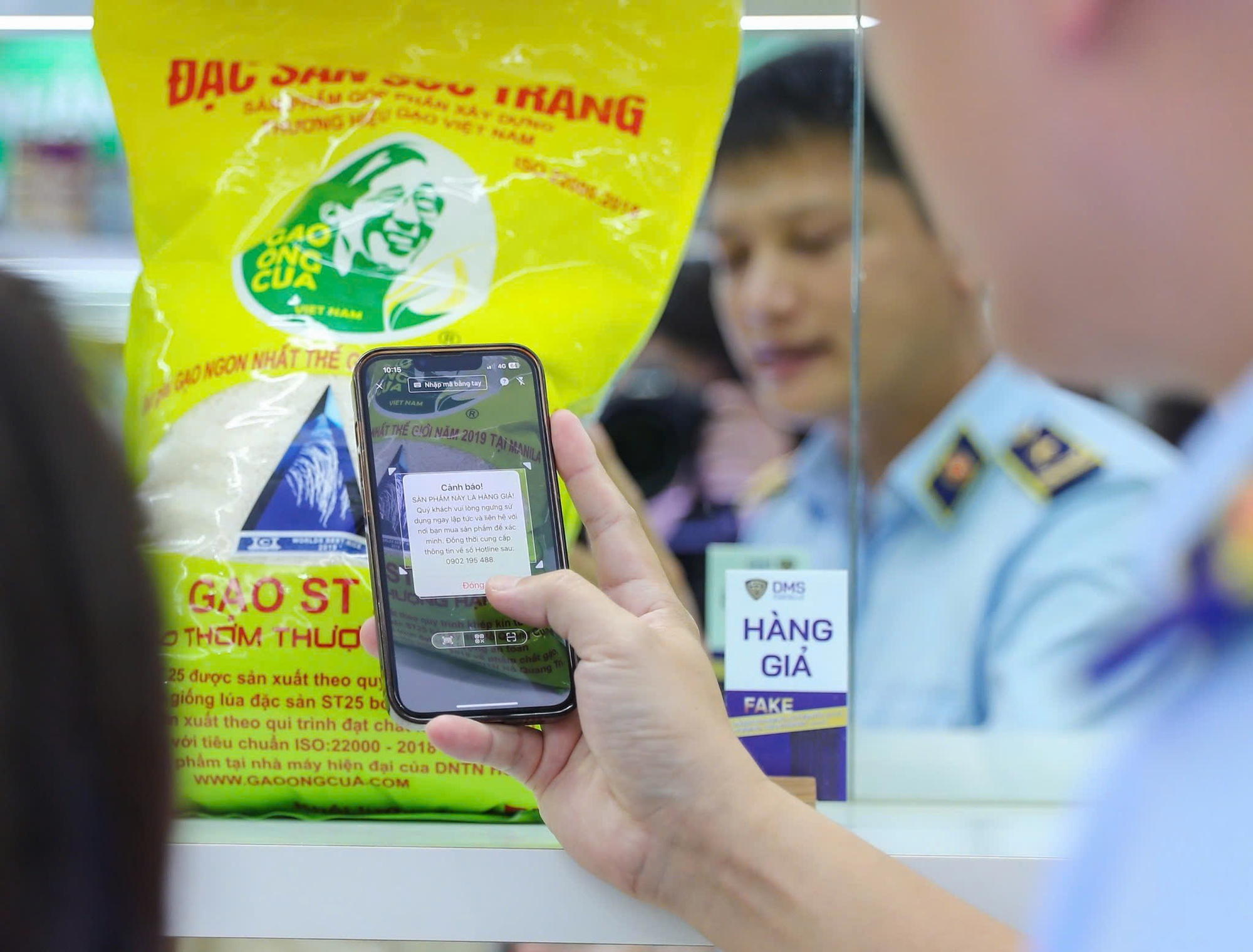 Bất an giữa "ma trận" hàng giả- Ảnh 1. Bất an giữa "ma trận" hàng giả- Ảnh 1.