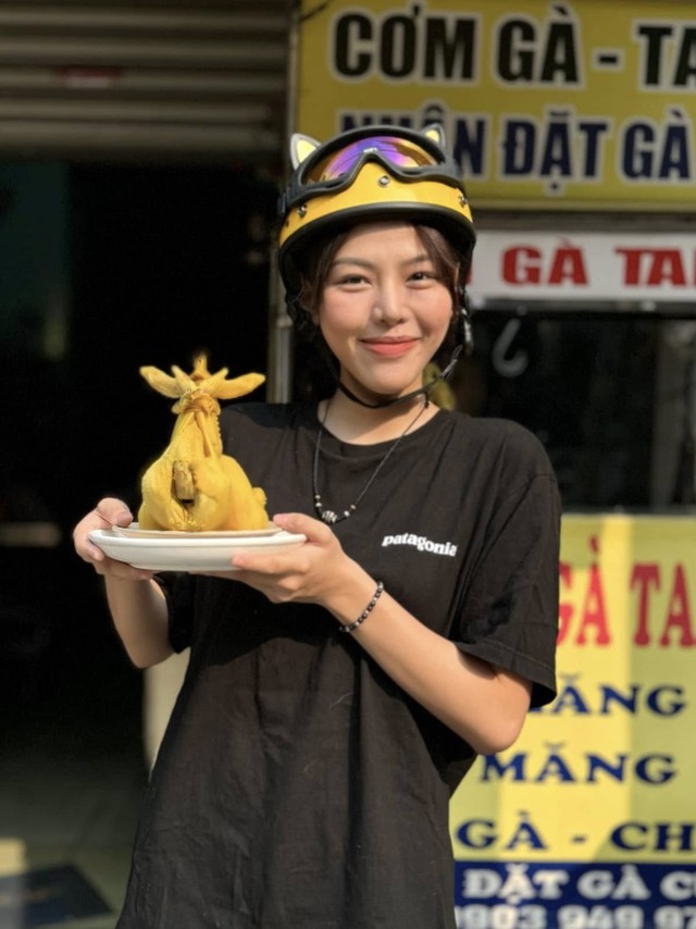 "Em muốn xây 1 căn nhà": Em Xinh cao 1m76, nổi tiếng sau khi lên TV giúp gia đình bán cơm gà không kịp thở- Ảnh 4. "Em muốn xây 1 căn nhà": Em Xinh cao 1m76, nổi tiếng sau khi lên TV giúp gia đình bán cơm gà không kịp thở- Ảnh 4.