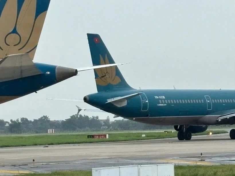 Vụ va chạm của 2 máy bay Vietnam Airlines trên đường băng lên báo nước ngoài, người đọc bình luận: Sự việc đáng tiếc nhưng vẫn còn may- Ảnh 1. Vụ va chạm của 2 máy bay Vietnam Airlines trên đường băng lên báo nước ngoài, người đọc bình luận: Sự việc đáng tiếc nhưng vẫn còn may- Ảnh 1.
