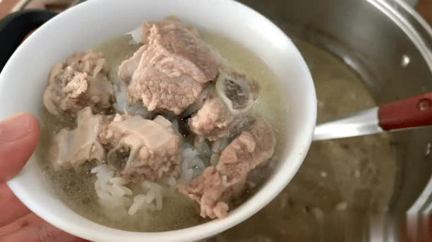 Chần xương trước hay hầm trực tiếp? Đầu bếp chuyên nghiệp chỉ cách nấu đúng, ngon lại giàu dinh dưỡng- Ảnh 1. Chần xương trước hay hầm trực tiếp? Đầu bếp chuyên nghiệp chỉ cách nấu đúng, ngon lại giàu dinh dưỡng- Ảnh 1.