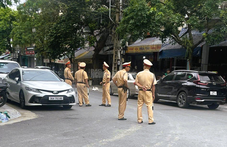 Khám xét nhà trùm giang hồ cộm cán Vi "ngộ" ở Thanh Hóa- Ảnh 3. Khám xét nhà trùm giang hồ cộm cán Vi "ngộ" ở Thanh Hóa- Ảnh 3.