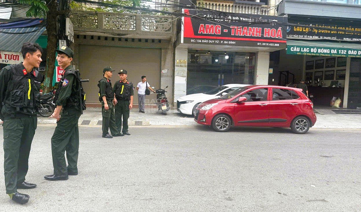 Khám xét nhà trùm giang hồ cộm cán Vi "ngộ" ở Thanh Hóa- Ảnh 4. Khám xét nhà trùm giang hồ cộm cán Vi "ngộ" ở Thanh Hóa- Ảnh 4.