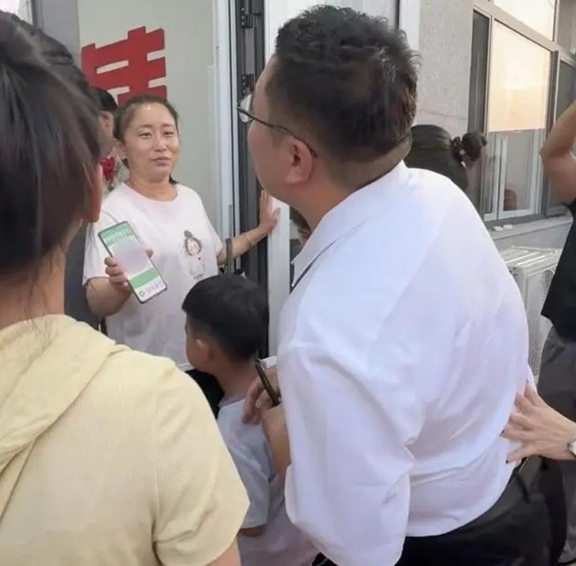 Bị ép chuyển tiền mới cho đón dâu, chú rể làm điều không ngờ khiến nhà gái "đứng hình"- Ảnh 1. Bị ép chuyển tiền mới cho đón dâu, chú rể làm điều không ngờ khiến nhà gái "đứng hình"- Ảnh 1.