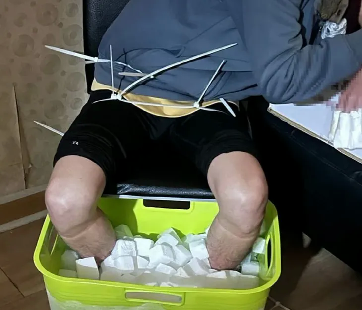 Ngâm chân trong đá lạnh 10 tiếng để lừa bảo hiểm, nam sinh viên bị cắt cụt cả hai bàn chân- Ảnh 1. Ngâm chân trong đá lạnh 10 tiếng để lừa bảo hiểm, nam sinh viên bị cắt cụt cả hai bàn chân- Ảnh 1.