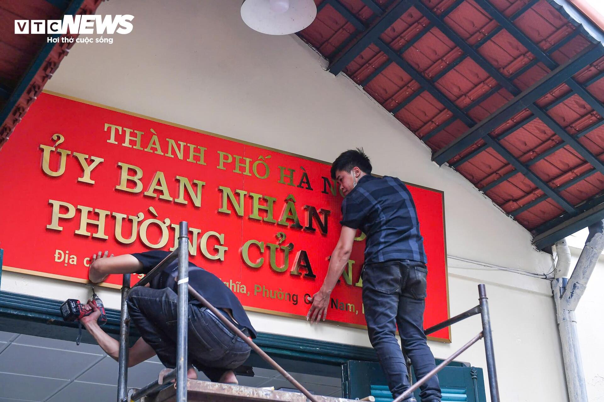 Hà Nội thay biển trụ sở phường mới, sẵn sàng vận hành chính quyền 2 cấp từ 1/7- Ảnh 9. Hà Nội thay biển trụ sở phường mới, sẵn sàng vận hành chính quyền 2 cấp từ 1/7- Ảnh 9.
