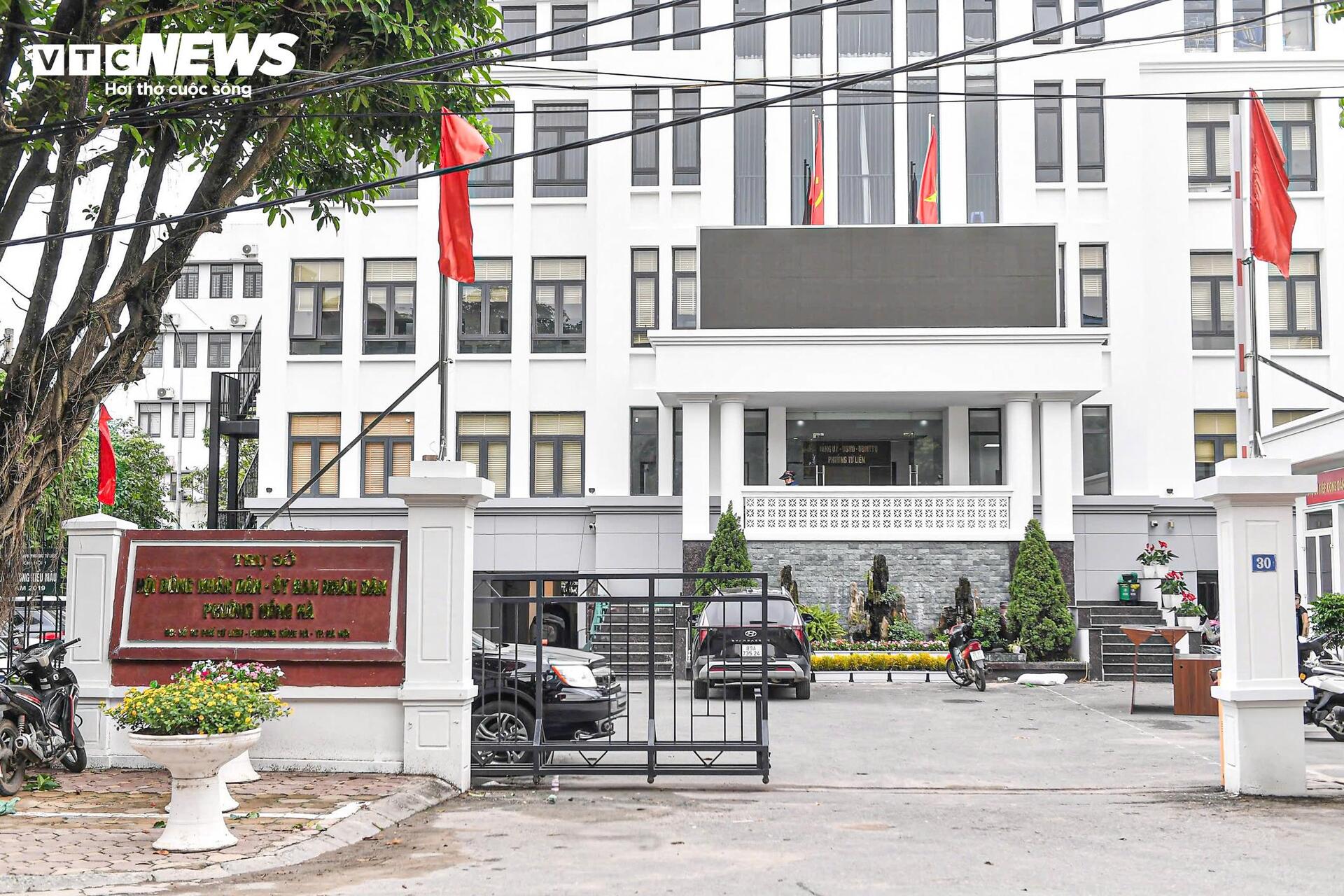 Hà Nội thay biển trụ sở phường mới, sẵn sàng vận hành chính quyền 2 cấp từ 1/7- Ảnh 13. Hà Nội thay biển trụ sở phường mới, sẵn sàng vận hành chính quyền 2 cấp từ 1/7- Ảnh 13.