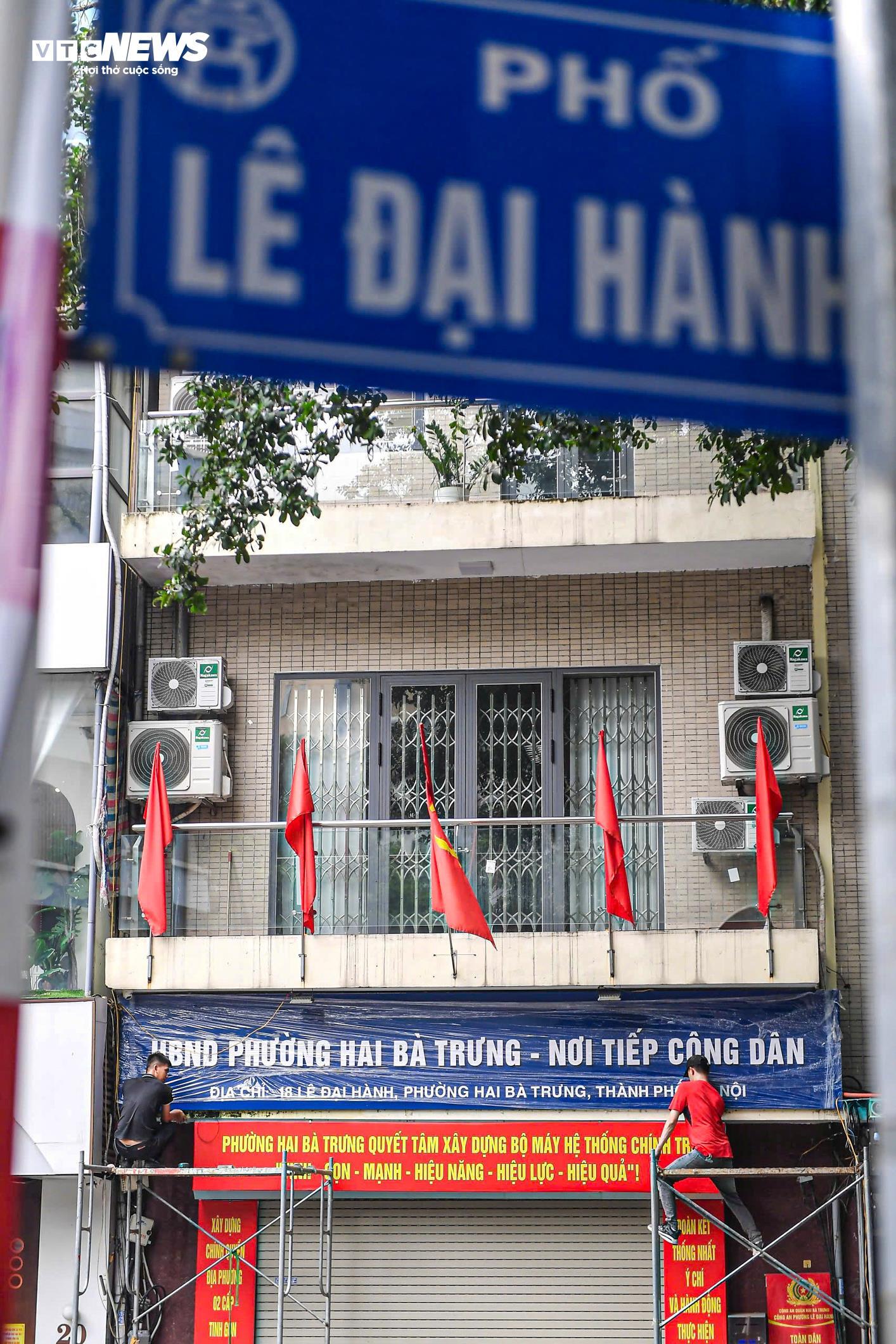 Hà Nội thay biển trụ sở phường mới, sẵn sàng vận hành chính quyền 2 cấp từ 1/7- Ảnh 3. Hà Nội thay biển trụ sở phường mới, sẵn sàng vận hành chính quyền 2 cấp từ 1/7- Ảnh 3.