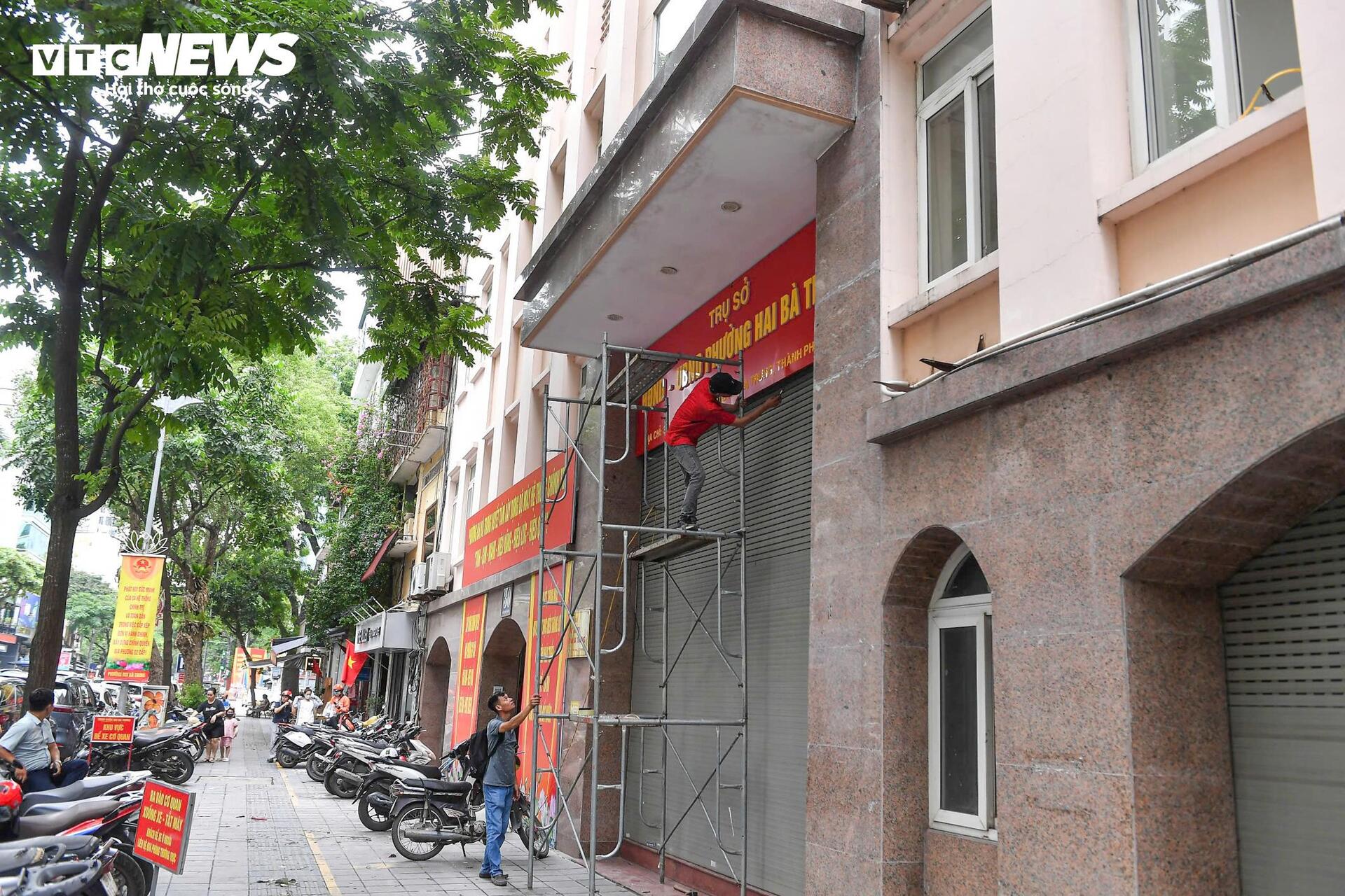 Hà Nội thay biển trụ sở phường mới, sẵn sàng vận hành chính quyền 2 cấp từ 1/7- Ảnh 5. Hà Nội thay biển trụ sở phường mới, sẵn sàng vận hành chính quyền 2 cấp từ 1/7- Ảnh 5.