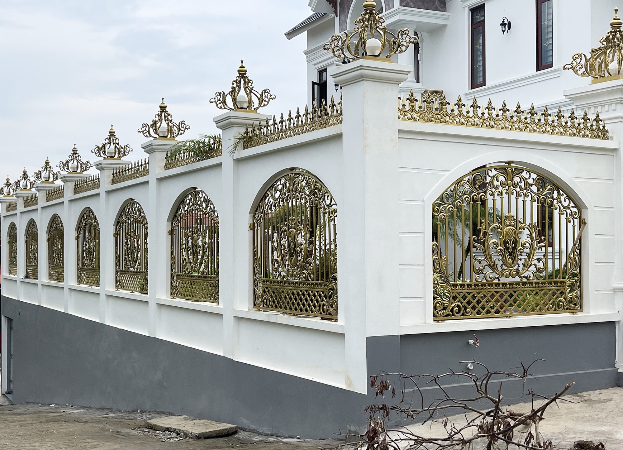 Cận cảnh biệt thự ở Bắc Ninh của đối tượng cầm đầu nhóm lửa đảo xuyên quốc gia, chiếm đoạt hơn 2.000 tỷ đồng- Ảnh 5. Cận cảnh biệt thự ở Bắc Ninh của đối tượng cầm đầu nhóm lửa đảo xuyên quốc gia, chiếm đoạt hơn 2.000 tỷ đồng- Ảnh 5.