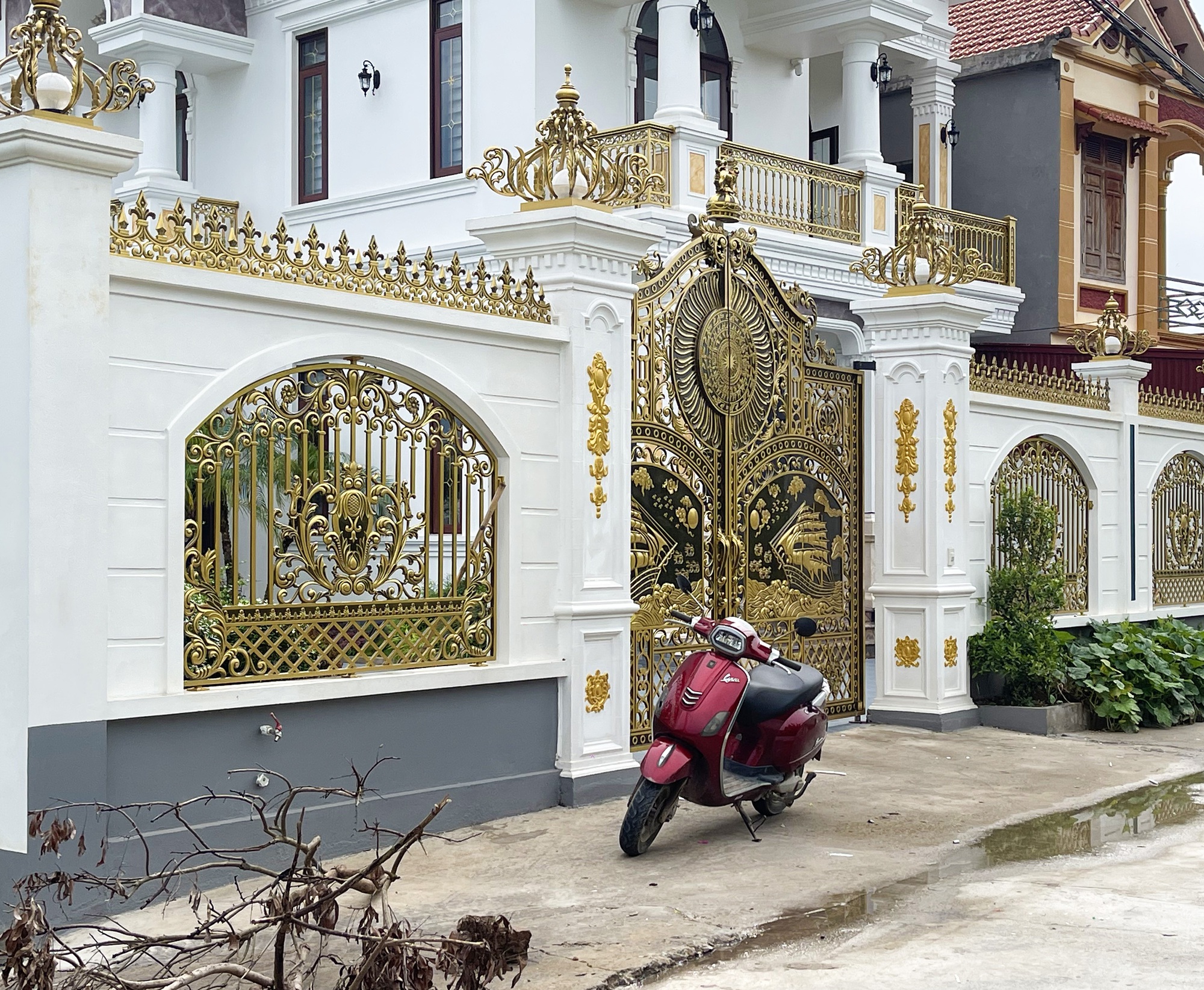 Cận cảnh biệt thự ở Bắc Ninh của đối tượng cầm đầu nhóm lửa đảo xuyên quốc gia, chiếm đoạt hơn 2.000 tỷ đồng- Ảnh 6. Cận cảnh biệt thự ở Bắc Ninh của đối tượng cầm đầu nhóm lửa đảo xuyên quốc gia, chiếm đoạt hơn 2.000 tỷ đồng- Ảnh 6.