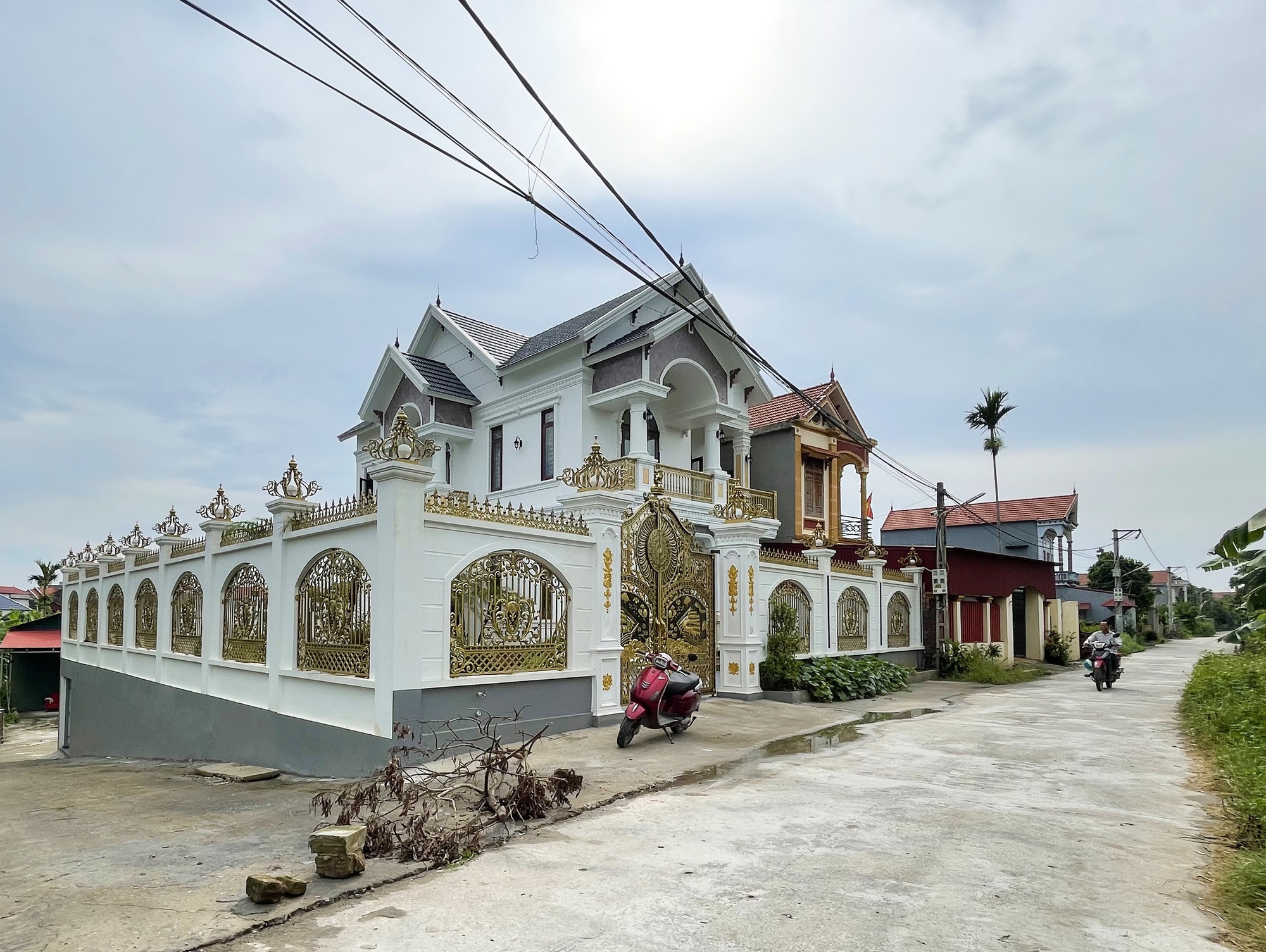 Cận cảnh biệt thự ở Bắc Ninh của đối tượng cầm đầu nhóm lửa đảo xuyên quốc gia, chiếm đoạt hơn 2.000 tỷ đồng- Ảnh 4. Cận cảnh biệt thự ở Bắc Ninh của đối tượng cầm đầu nhóm lửa đảo xuyên quốc gia, chiếm đoạt hơn 2.000 tỷ đồng- Ảnh 4.