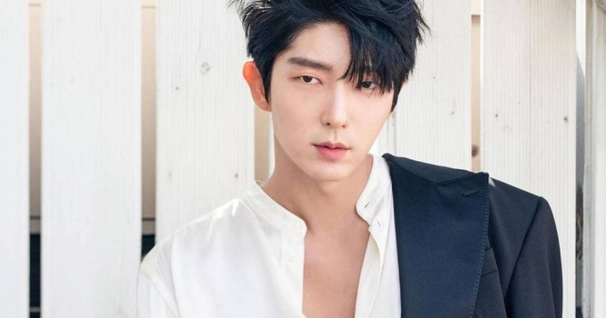 Showbiz có duy nhất 1 mỹ nam thành sao hạng A nhờ trồng cây chuối, lộn ngược người vẫn đẹp siêu thực mới tài- Ảnh 1. Showbiz có duy nhất 1 mỹ nam thành sao hạng A nhờ trồng cây chuối, lộn ngược người vẫn đẹp siêu thực mới tài- Ảnh 1.