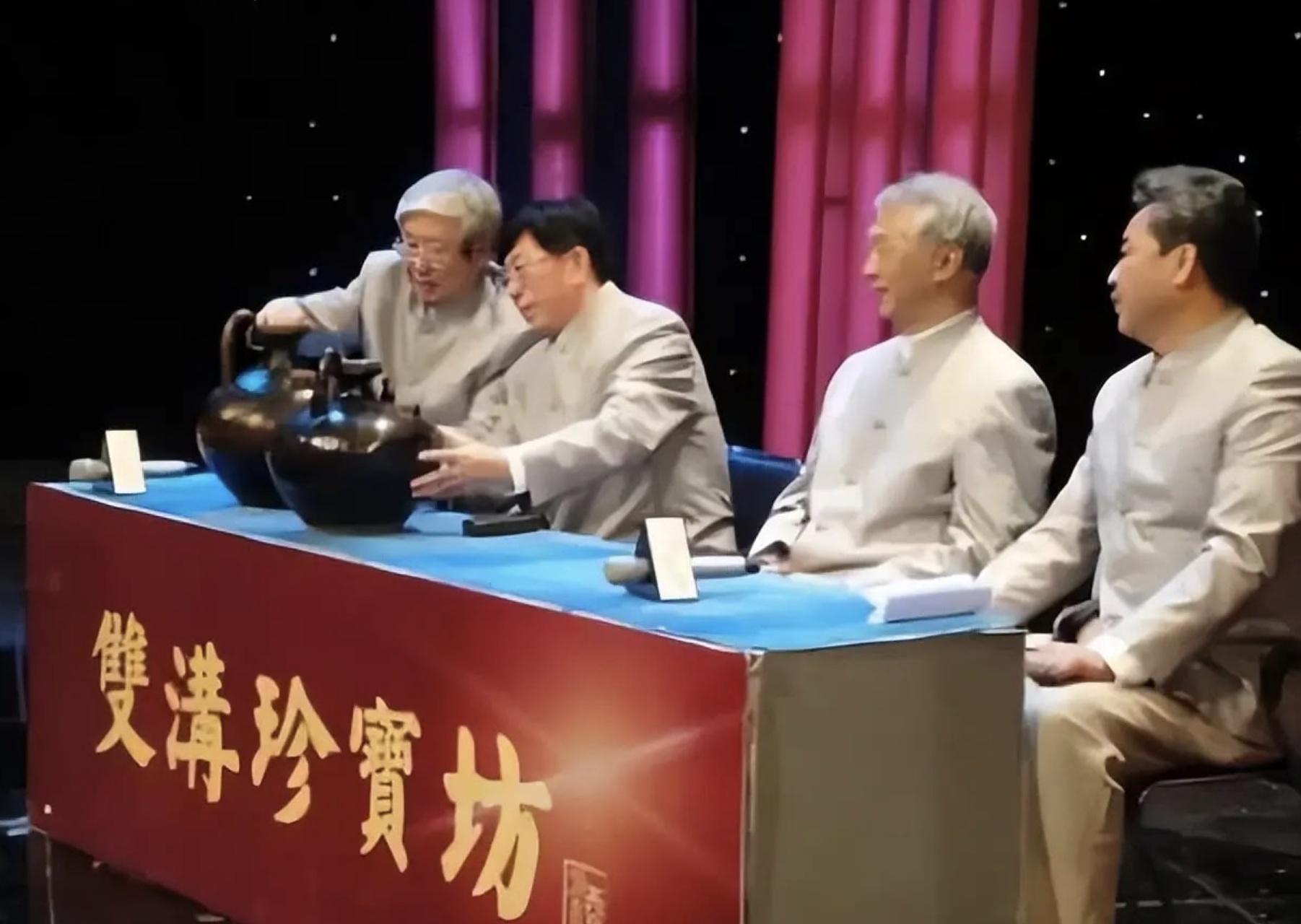 Rùa vàng trị giá hơn 2.000 tỷ đồng gây chấn động: Chuyên gia đòi thu giữ, bức thư tổ tiên khiến tất cả nghẹn lời- Ảnh 2. Rùa vàng trị giá hơn 2.000 tỷ đồng gây chấn động: Chuyên gia đòi thu giữ, bức thư tổ tiên khiến tất cả nghẹn lời- Ảnh 2.
