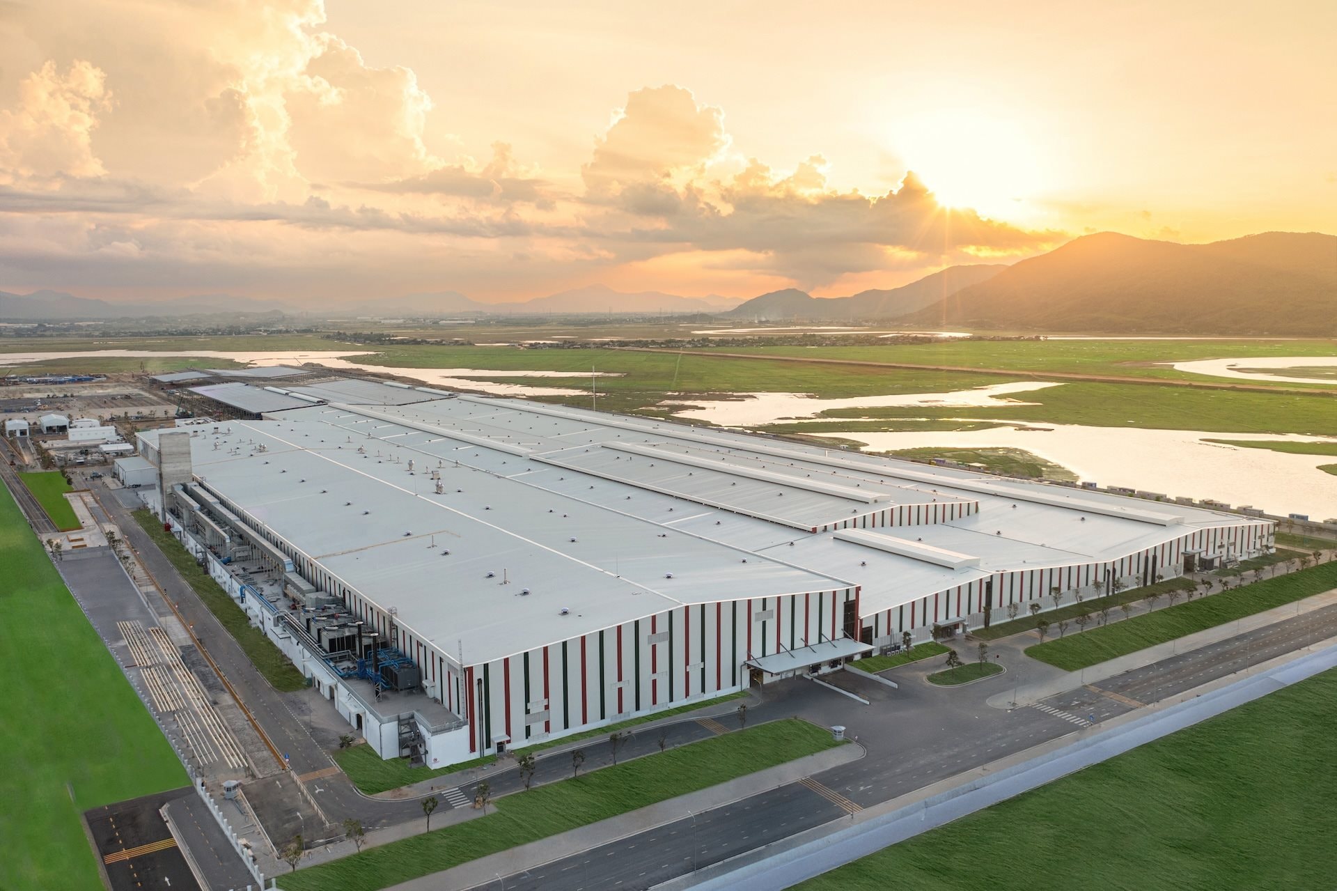 Thi công thần tốc chỉ 7 tháng, tập đoàn của tỷ phú Phạm Nhật Vượng khánh thành nhà máy xe điện thứ 2 ở VN- Ảnh 1. Thi công thần tốc chỉ 7 tháng, tập đoàn của tỷ phú Phạm Nhật Vượng khánh thành nhà máy xe điện thứ 2 ở VN- Ảnh 1.